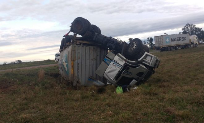 Chofer de Alem se salvó de milagro al volcar su camión en Corrientes
