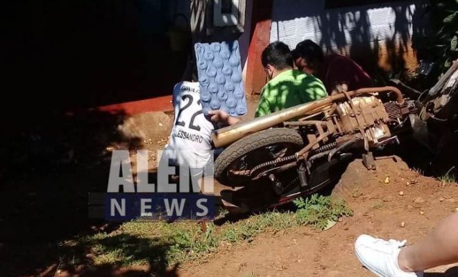 Se despistó con el casco en su mano y alcoholizado