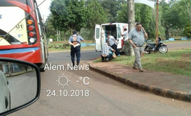 Colisionaron una moto y un colectivo en el acceso a Alem