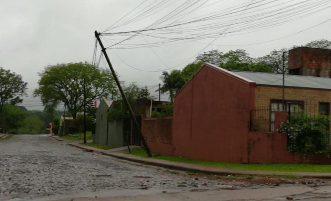 Vecinos preocupados por el estado de los postes de tendido eléctrico