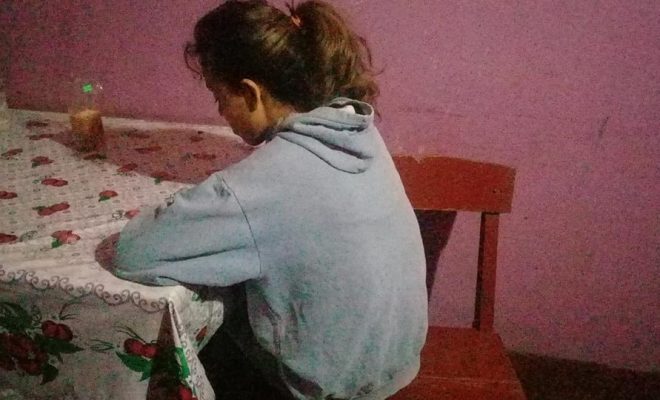 La joven brutalmente golpeada en Alem se encuentra contenida por su familia