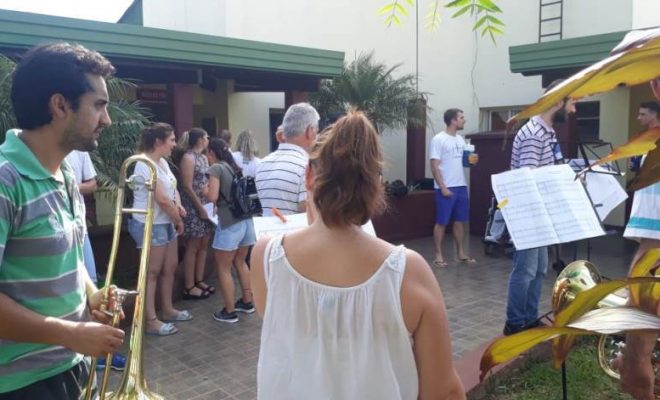 Jóvenes llevaron música y emoción al Hogar Carmelina