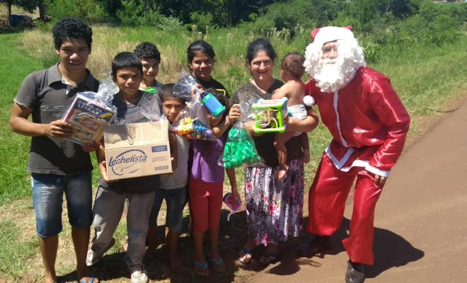 Pareja solidaria llevó regalos y sonrisas a niños carenciados de Alem y Cerro Azul