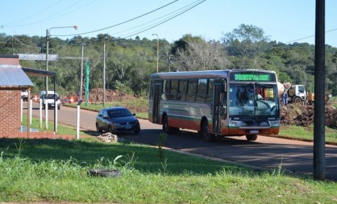 Ante la suba del boleto, vecinos se juntan y viajan en remis