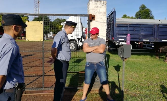 Encadenado, camionero reclamó haberes atrasados