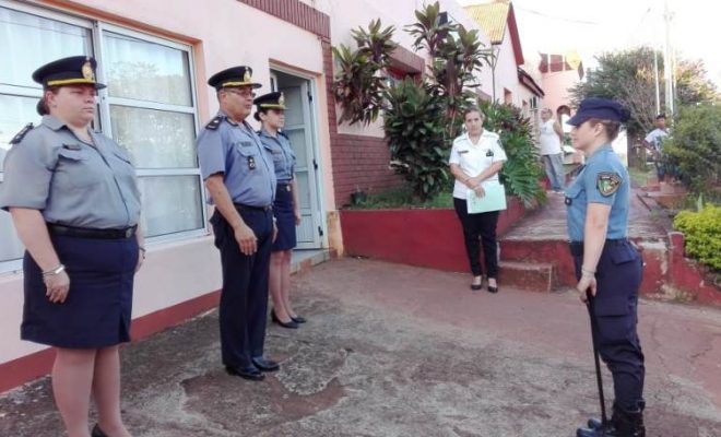 #Video: Oficial heroína asiste a mujer que se descompensó en el Banco Macro