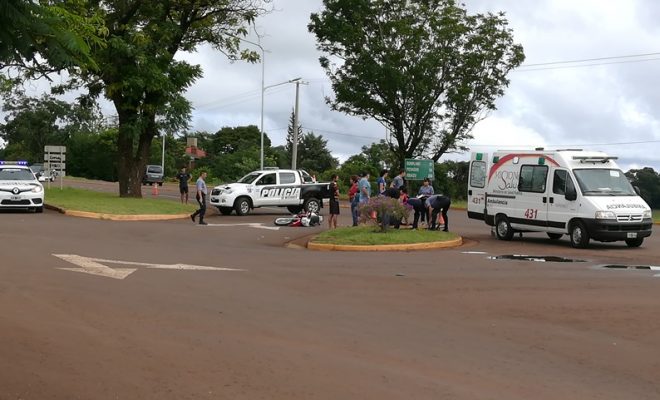 Dos motociclistas lesionados tras colisionar con una camioneta