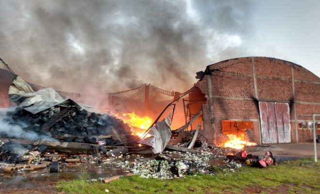 Incendio consumió por completo galpón de la firma Sudamérica