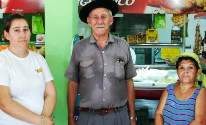 Vecinos piden asistencia urgente a mujer con trastornos mentales