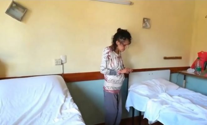 Quedó internada la mujer que se la había encontrado comiendo sus propios pañales