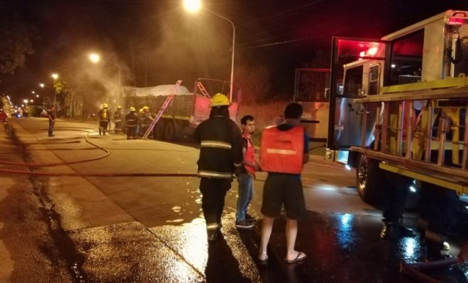 Fuerte explosión y principio de incendio de un camión