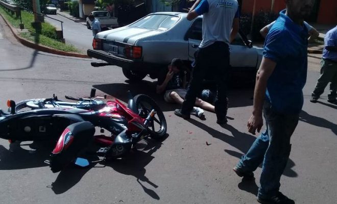 Motociclista embistió a un vehículo que circulaba sin documentación
