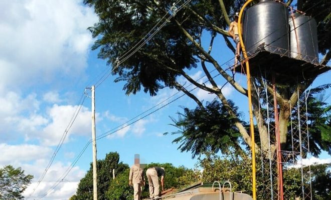 Subió a una torre de agua y tuvieron que rescatarlo policías y bomberos