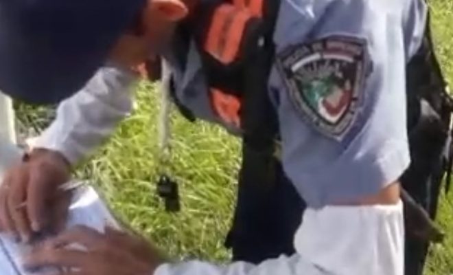 Filmó una supuesta agresión policial, pero le salió mal